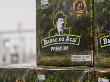 Caixas do Mix de Açaí Premium empilhadas no estoque