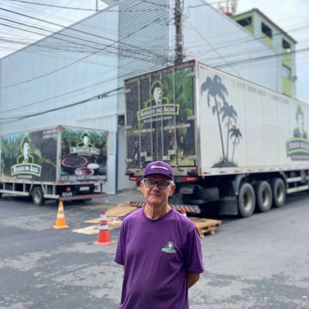 Fundador da Barão do Açaí em frente à frota de caminhões da distribuidora